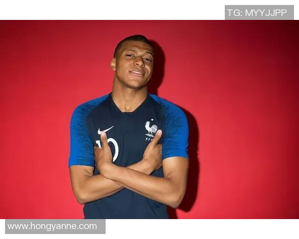 足球明星惊人弹跳瞬间展现超凡运动天赋与力量之美